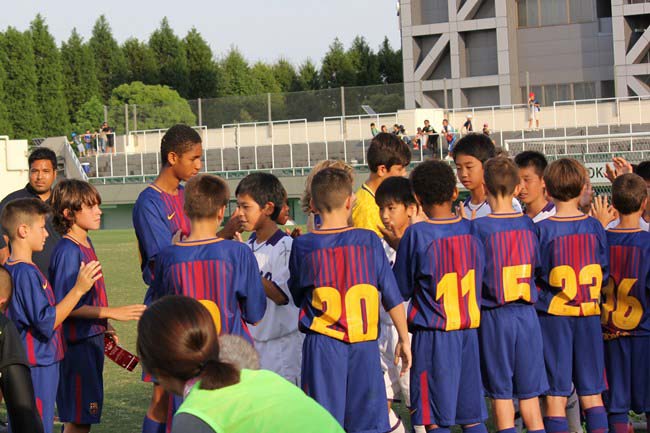 バルサの選手が実力を認めた時にだけする花道で、2位の東京都 U-12を称えました。