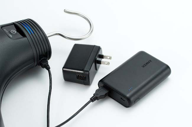 モバイルバッテリーにも対応しているため、クローゼットの中のようなコンセントがない場所でも対応可能。さらに出張の際も便利!