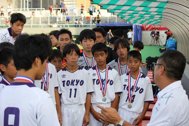 授賞式直後の東京都 U-12。選手たちの表情からも、今大会の収穫がうかがえます。