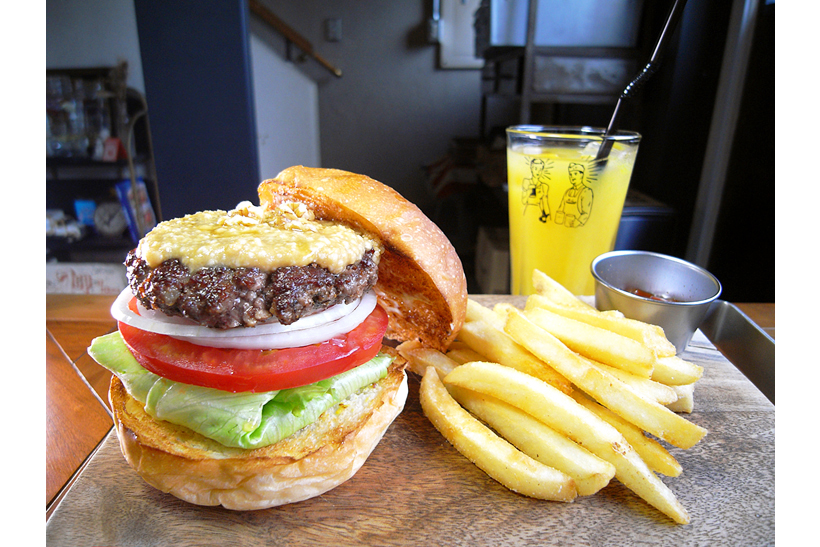 ピーナッツバターや野菜天入りのハンバーガー!? たった1年で都内有数の人気店になった蔵前「McLean」