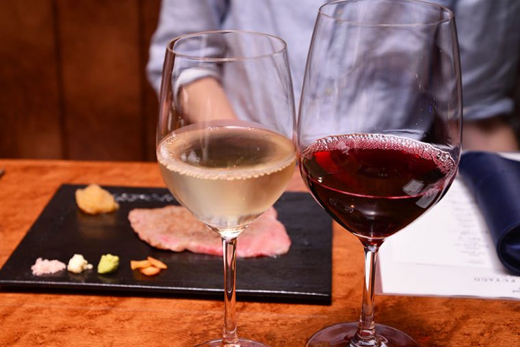 ↑ワインリストも充実。グラスワインは1200円から、シャンパンは1500円から