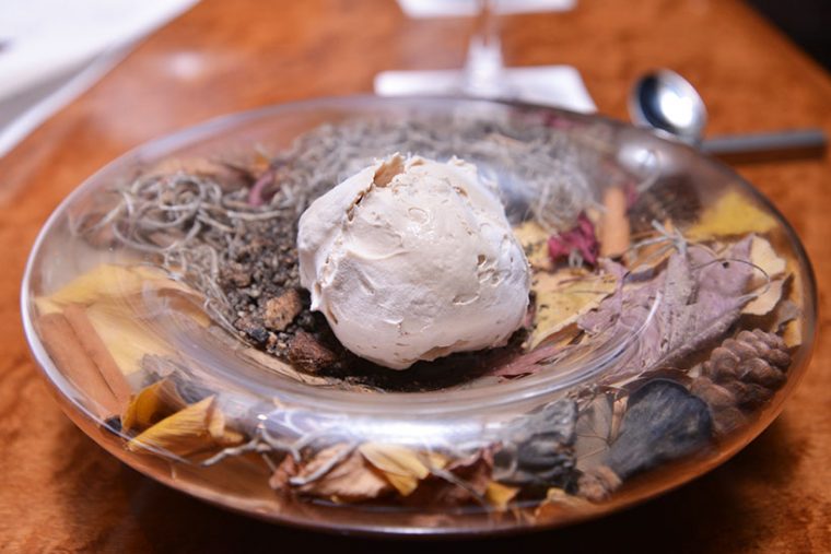 ↑アヴァンデセールの「美味しくてごめんなChai」。本当にこういう名前です。アイスのように見えますが、実はムースを液体窒素で凍らせたスイーツ