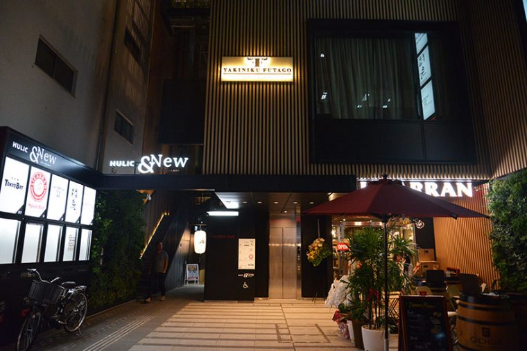↑同店の外観。夜の街に美しく映えます