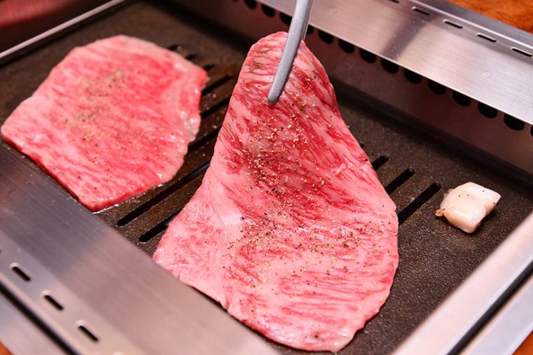 ↑ロースターで焼いていただきます。上質な脂の甘さと、とろける食感が絶品!
