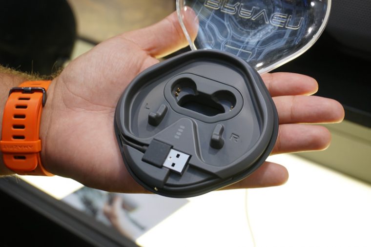 ↑充電器ケースにはUSBケーブルも付属