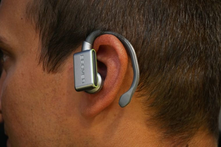 ↑BRAVEN「FLYE SPORT GLO」は耳掛けタイプ