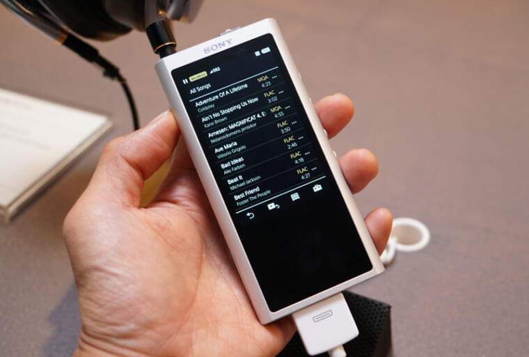 ↑ソニーのハイレゾ対応ウォークマンの新しいプレミアムモデル「NW-ZX300」