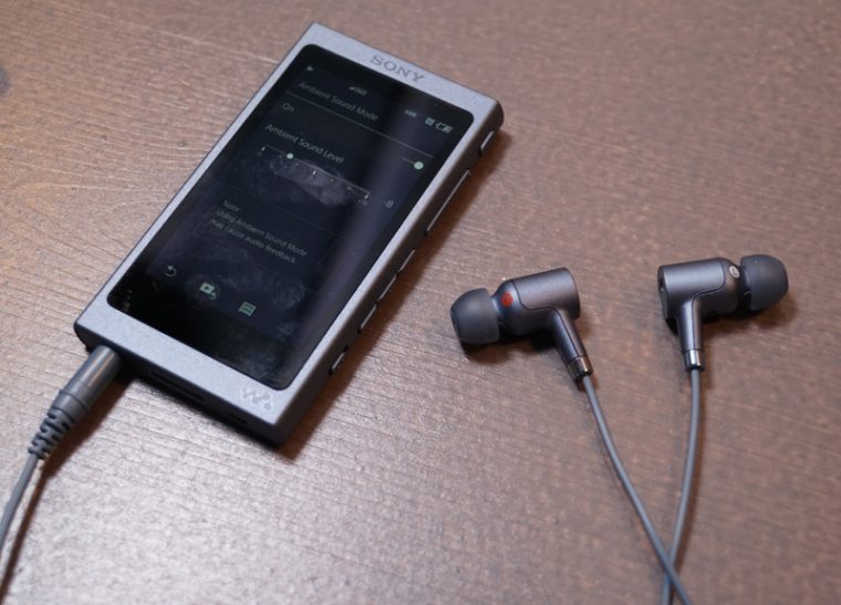 ↑エントリークラスの「NW-A40」にはイヤホンを同梱するモデルも。外音取り込み機能が使える