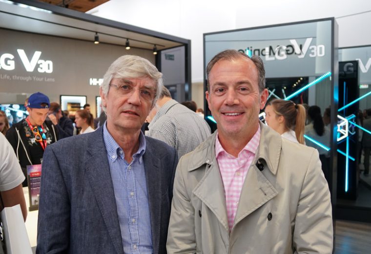 ↑IFAの会場でMQAのボブ・スチュアート氏(写真左)とマイク・ジバラ氏にインタビューできた