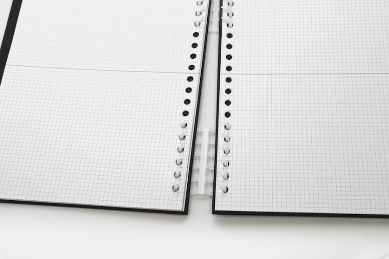 ↑比較的柔らかい樹脂を使った大口径リングは、すき間にペンなどを差し入れてひねると簡単に開く。閉じる時は指で押さえるだけ