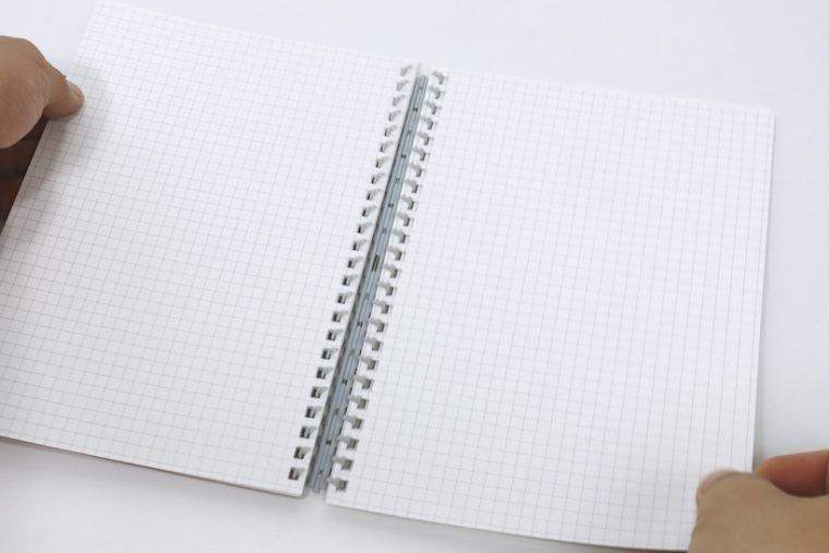 ↑愛用者が増えつつあるツイストリング仕様。ノート用紙の交換も手軽だ