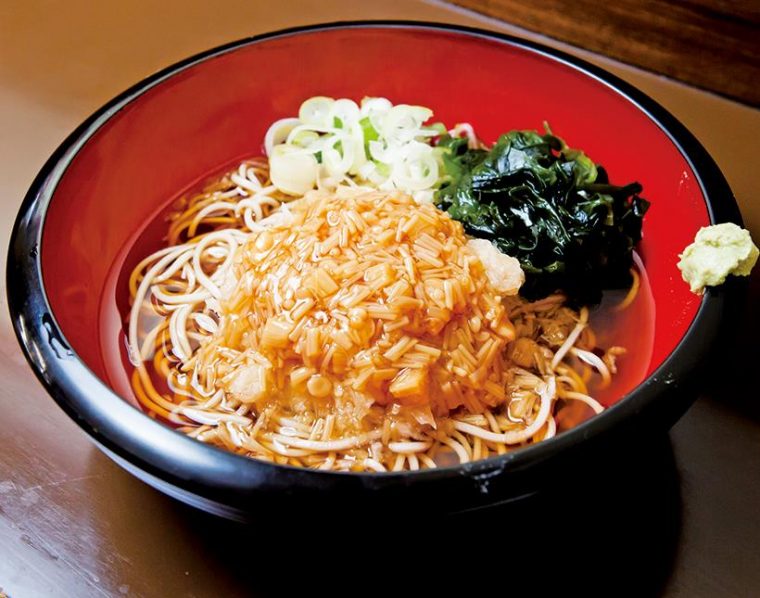 ↑なめ茸おろしそば(470円)。なめこの甘みと大根おろしの辛味が絶妙にマッチした夏の人気メニューだ