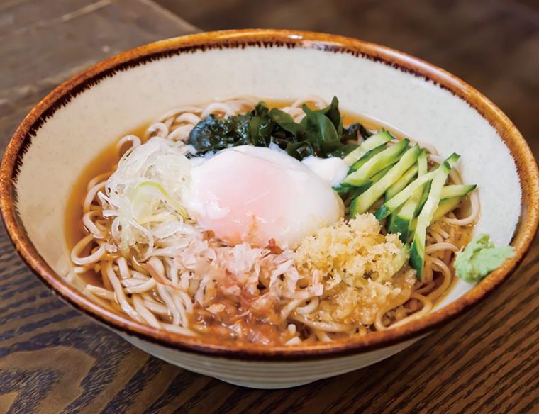 ↑冷やかけあきばそば。そばの風味とのどごし、鮮烈なだしの香りに驚かされる