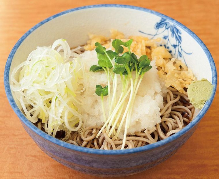 ↑おろしそば(500円)。注文が入ってから大根をおろす。おろしたてだからこそ味わえる鮮烈な辛味がクセになる