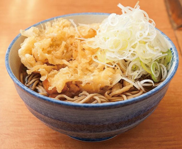 ↑いかそば(480円)。いかを使ったかき揚げは、部位ごとに異なる食感が楽しめる