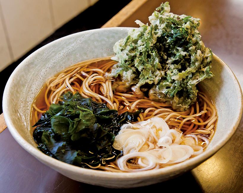 ↑春菊天そば(420円)。固めの春菊天がつゆを吸い、適度にほぐれる。そばにつゆがよく絡み、箸が止まらない
