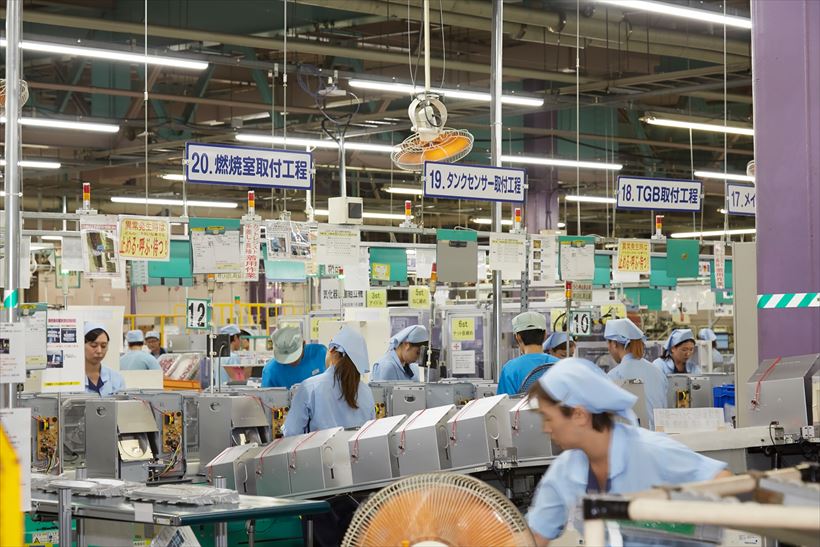 ↑組み立て工程は、「本体部」「燃焼部」「操作部」に分けて行われます。流れ作業で、効率的かつ確実に作業が進められます