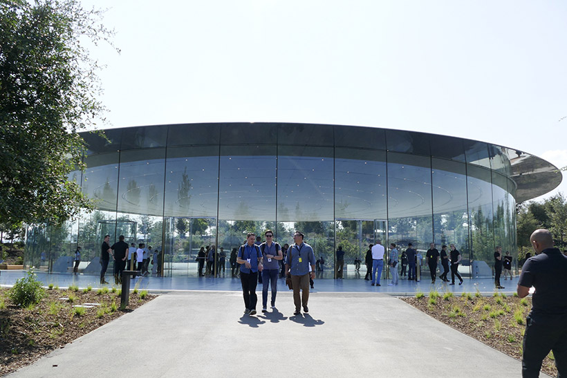 ↑Steve Jobs Theater 1F