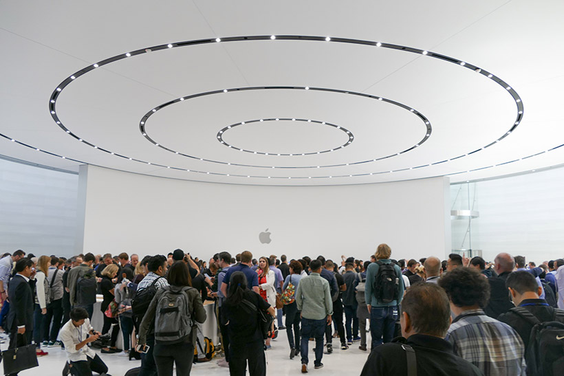 ↑Steve Jobs Theater 地下1F(タッチアンドトライ会場の様子)