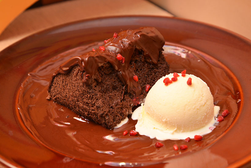 ↑ブラックアウトケーキ（1250円）。驚くほど柔らかいシフォンケーキに、濃厚ソース。どちらにもチョコレートをたっぷり使っています。冷たいバニラアイスと、ベリー系のフレーバーがアクセントに