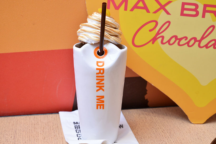 ↑スモア モンブランラテ チョコテール（770円）。マロン風味のミルクチョコレートとエスプレッソを合わせた、きめ細かなフローズンドリンク。上品な甘みのマロンアイスとマシュマロペーストが乗っています