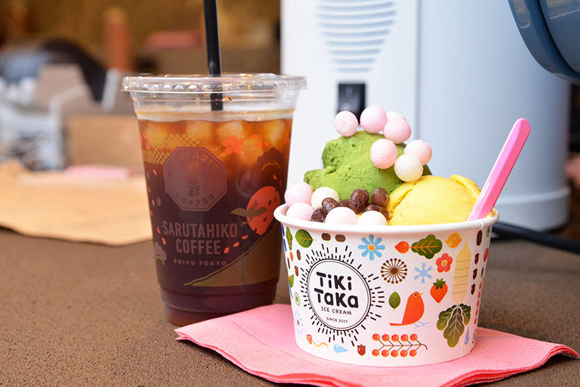 ↑セントラル（アイス3種で555円）+トッピング（150円）のカップと、水出しアイスコーヒー（S：350円、T：400円）