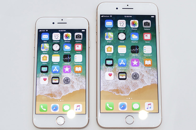 ↑iPhone 8(左)とiPhone 8 Plus(右)