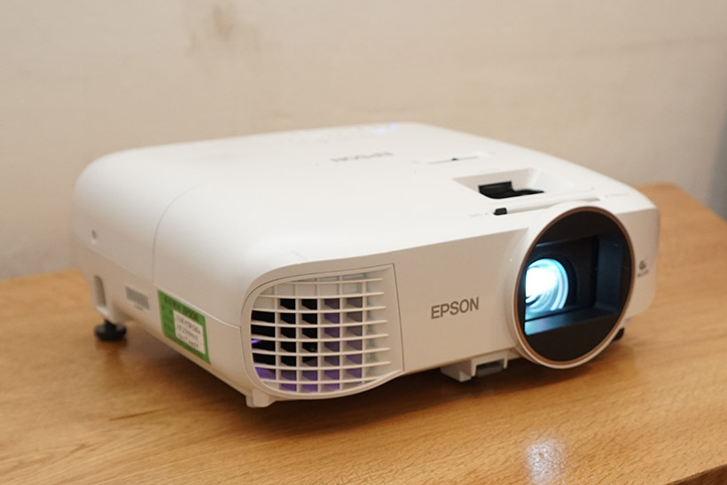面倒な配線不要! 憧れのホームシアターを電源1本で作れるエプソン「EH-TW5650」がめちゃ手軽!