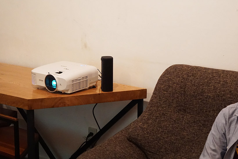 ↑Bluetoothスピーカーを設置。このように小さめのスピーカーを使う場合、プロジェクターの投写画面そばではなく、自分の視聴位置近くに置くことで音量不足も気になりません