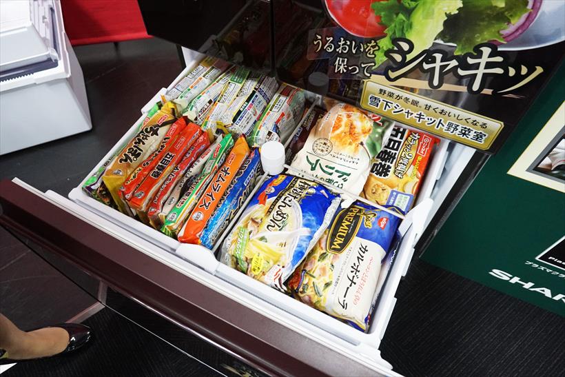 ↑冷凍ケースを自在に仕切れる独自の「4切り名人」で、冷凍食品がたっぷり収納できます