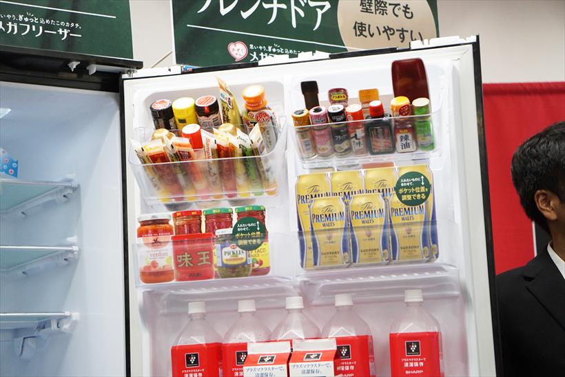 ↑ドアポケットは上下や左右で入れ替え可能。調理台に近い側を調味料にして、ダイニングに近い側を飲み物にレイアウトするといった使い方ができます