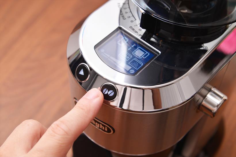 ↑青く光る液晶ディスプレイもスゴくイイ! 挽く量を1~14杯、豆の濃さをライト・ノーマル・ストロングの3段階から、画面を見ながら設定できます。サイズは2.1型で、業界最大とか!