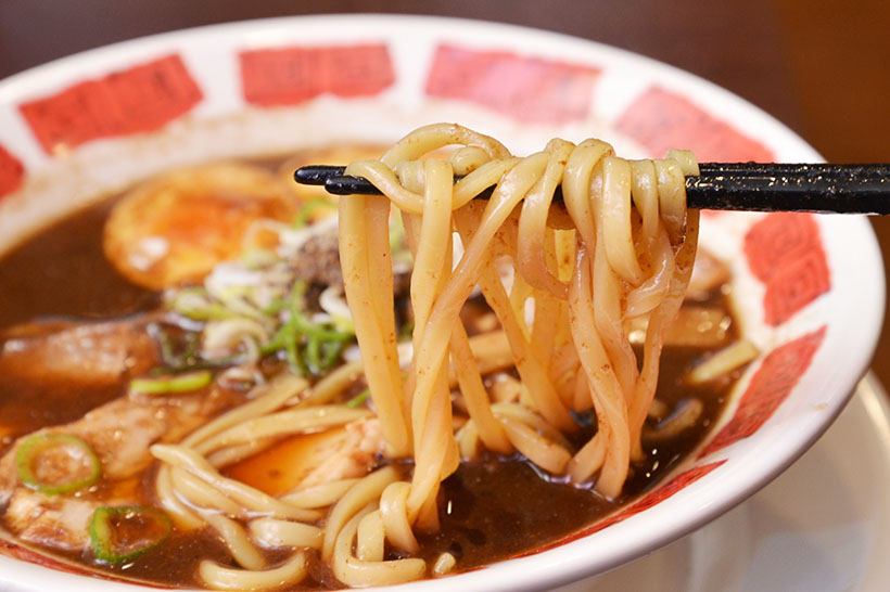 ↑麺はモチっとした、加水率が高めの平打ちストレートタイプ