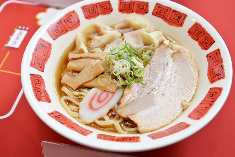 ↑喜多方ラーメン(699円)。蔵の街・喜多方の醤油を使用した透明度の高いスッキリとしたスープに、ワンタンや焼豚など具だくさん。麺は太めの平打ちタイプです