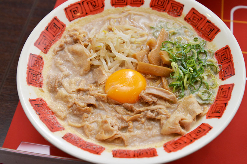 ↑肉盛り徳島ラーメン(749円)。濃厚豚骨スープと特製のかえしを合わせたパンチのある味わいで、卵黄と混ぜてまろやかに食べるのもオススメです
