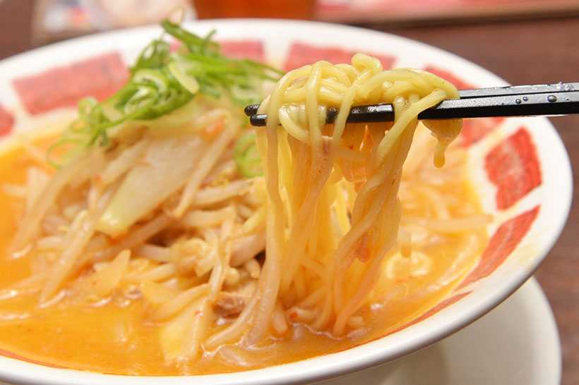 ↑味噌ラーメンはゆるやかにウェーブのかかった中太タイプ