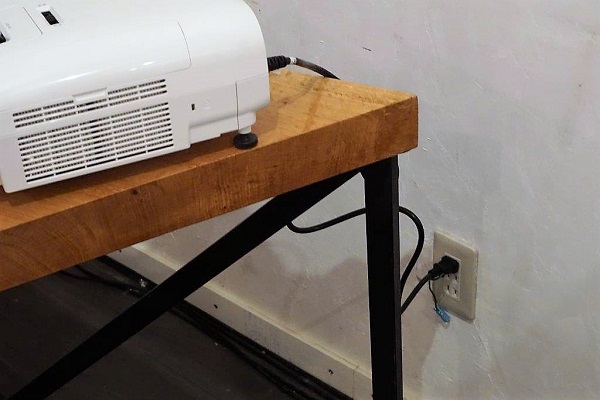 ↑配線は電源ケーブルだけ