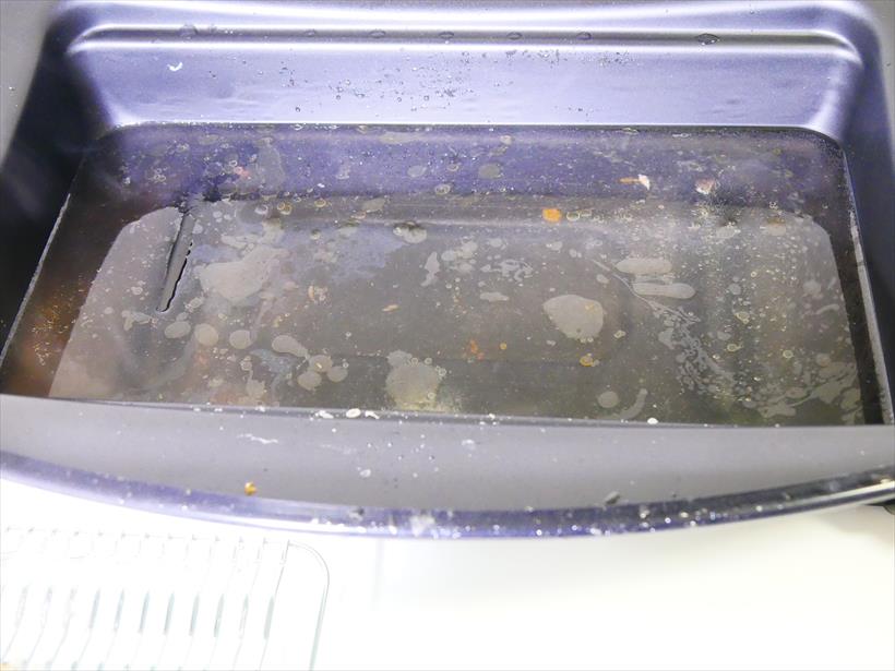 ↑料理後のトレイの水はこんな状態に。余分な脂が落ちるのでヘルシーです