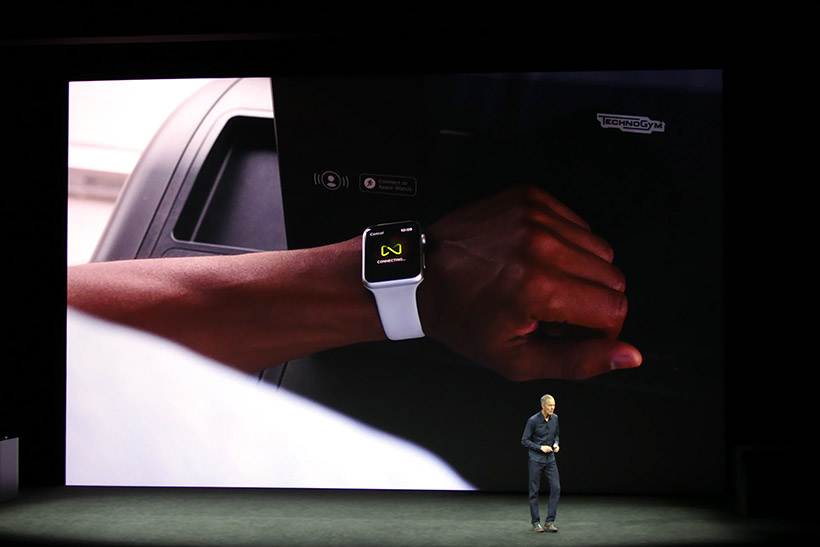 ↑GimKyt対応のトレーニングマシンが登場すると、NFCでApple Watchを接続してデータを相互に活用できるようになる