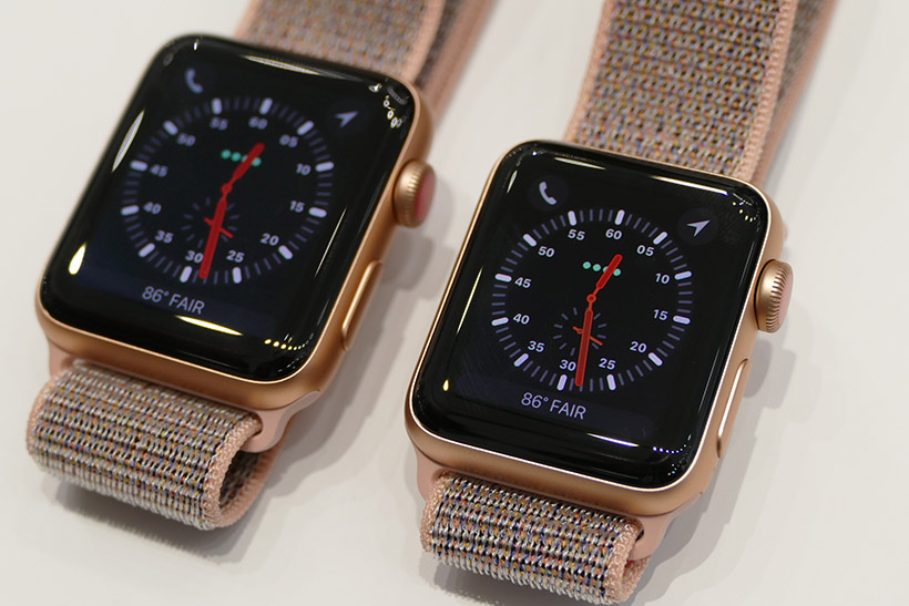 ↑Apple Watch Series 3。42mmモデル(左)と38mmモデル(右)