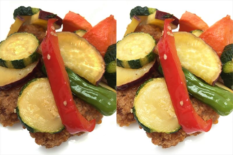↑左の写真は、明るさを調整せずに撮影。全体が沈んだ感じで、料理の色もくすんで見える。明るさのスライダーを動かして、明るく調整したのが右の写真。写真が明るくなることでくすみが抜け、赤、黄、緑の色の食材が鮮やかに写って美味しそうに見える
