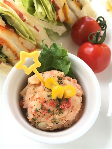 ↑真上から写す場合は、奥行きが出ないので平面的に写りやすい。シンプルなフレーミングで料理を引き立たせるのがコツだ。ここでは主役のカップは全体を入れつつ、脇役の一部をカットしたり、端に寄せたりすることで、主役を目立たせている