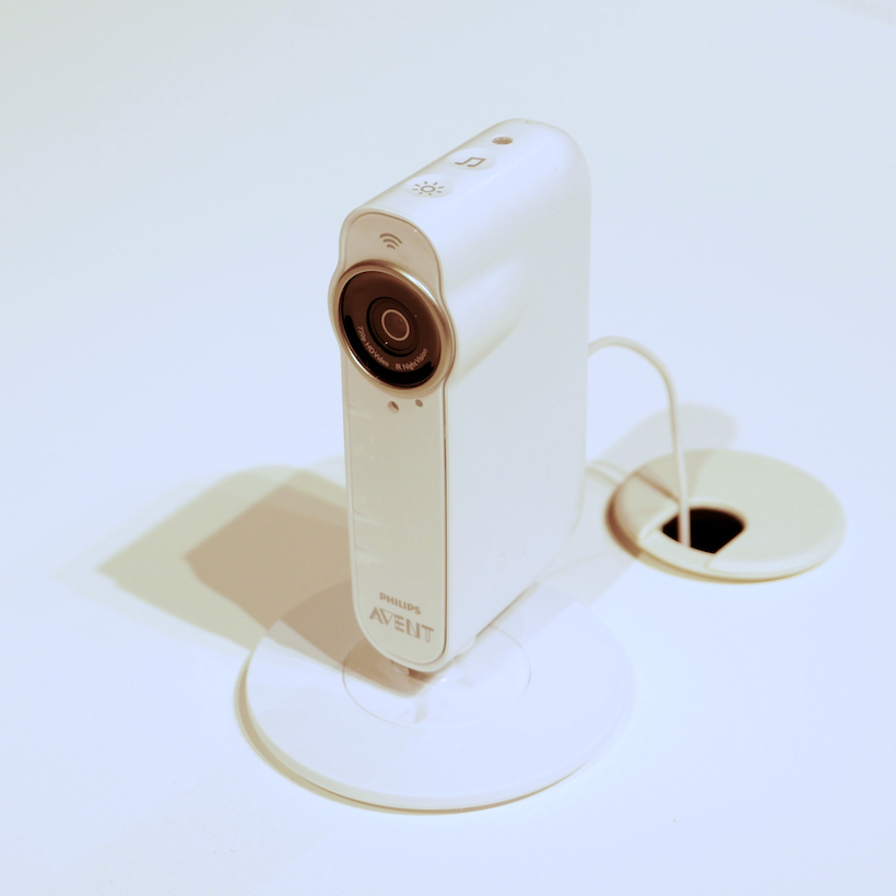 ↑会場に展示されている最新製品より。先日の家電見本市「IFA 2017」で発表されたベビーモニター「u Grow」。アプリと連携し赤ちゃんの成長を管理・見守るシステムのひとつ。