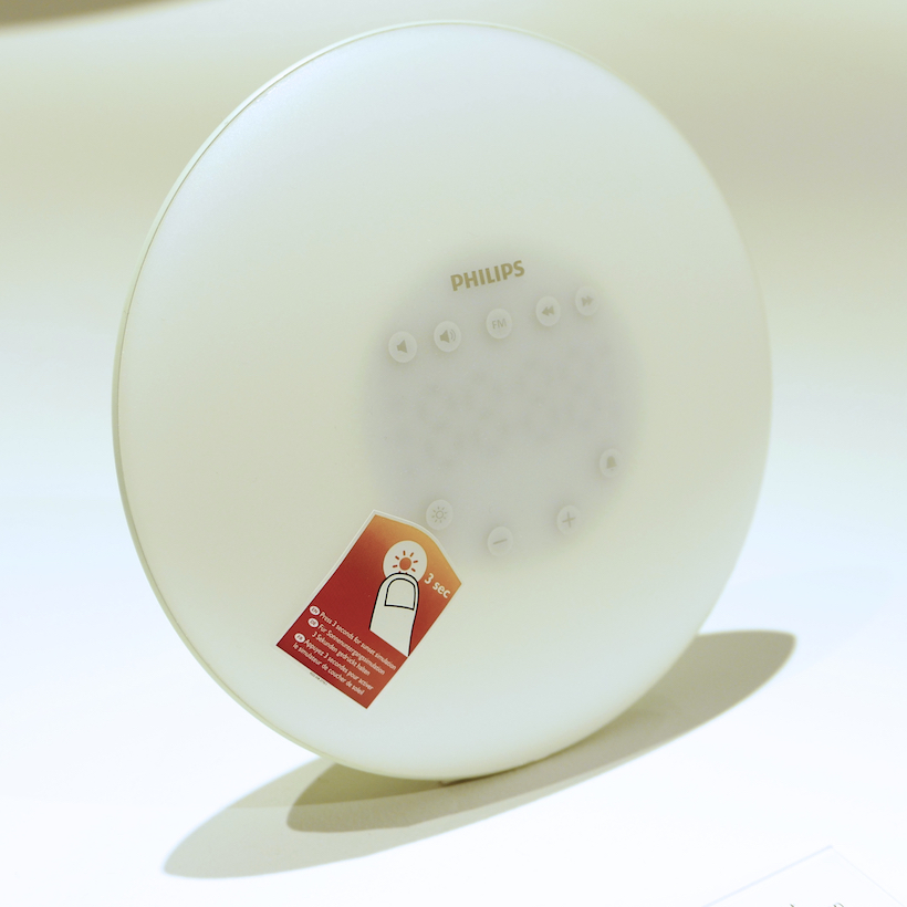 ↑米国で販売されている「Wake up light with sunrise simulation」。朝日を再現し、心地よい目覚めをサポートする
