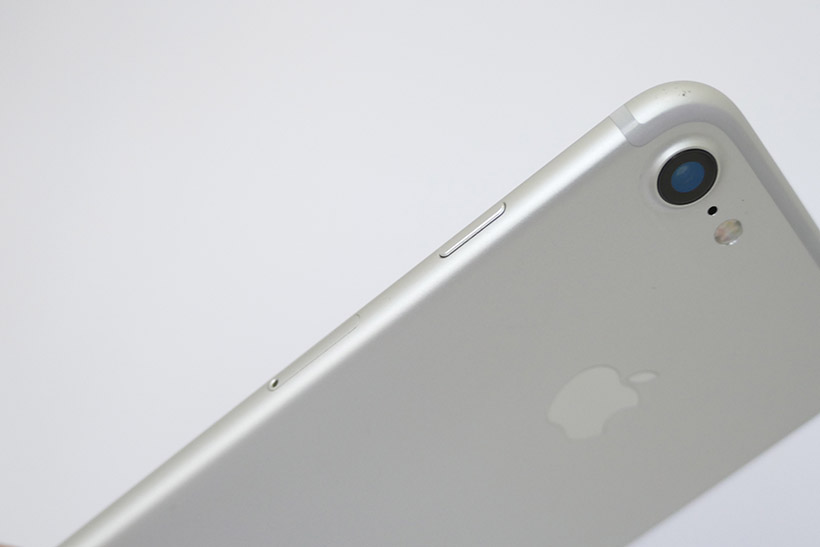 ↑従来機iPhone 7(シルバー)の側面&背面
