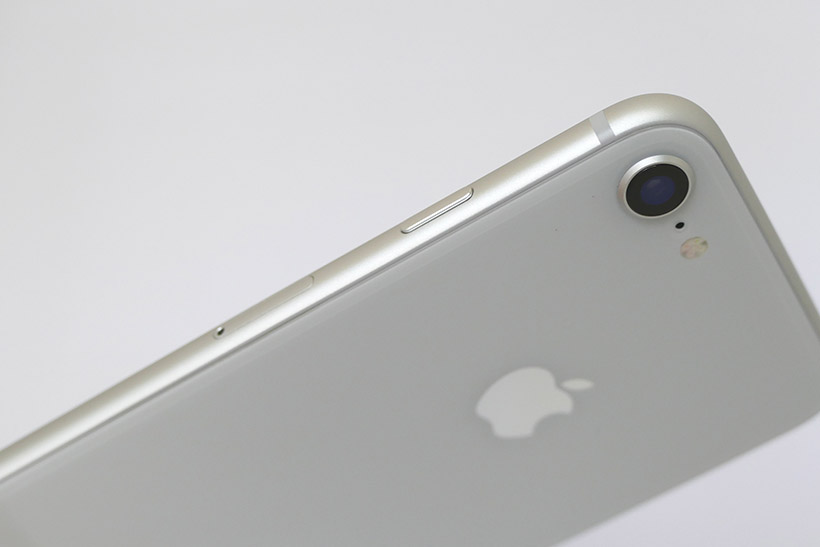 ↑新モデルiPhone 8(シルバー)の側面&背面