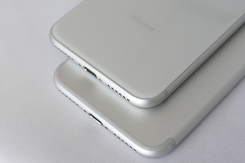 ↑アンテナ部の比較。下がiPhone 7、上がiPhone 8