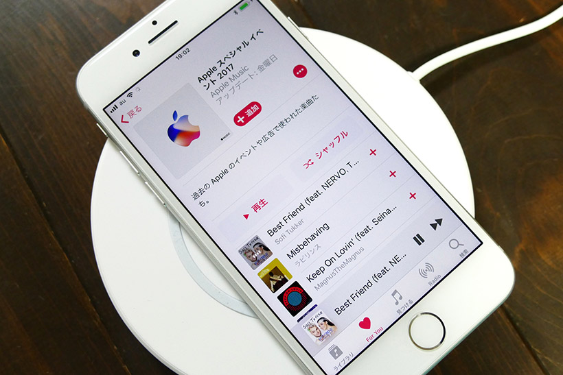 ↑ワイヤレス充電をしながら音楽を再生。スペシャルイベントのプレイリストが筆者の最近のお気に入りだ