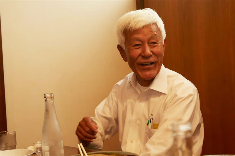 ↑月に7本の「麒麟山 伝統辛口」を空けるという酒井さん。