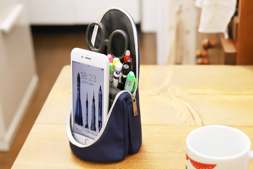 ↑狭い机の上でも、筆記具とスマホの置き場が確保できる